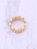 Titanio con anillos de banda geométricos simplistas chapados en oro