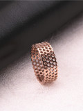 Anillo de mujer con forma de nido de abejas