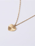 Titanio con collar de medallón con diseño de corazón simplista chapado en oro