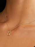 Collar minimalista con letra de acero de titanio