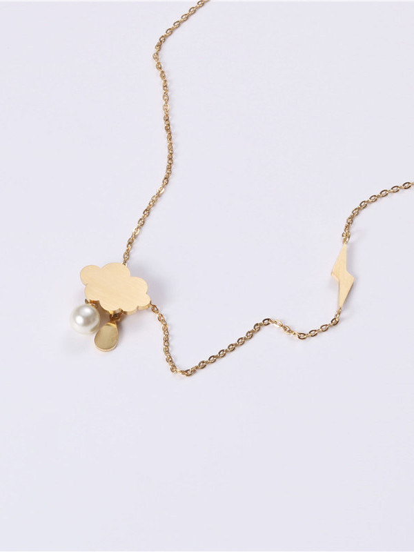 Titanio con collares geométricos simplistas chapados en oro