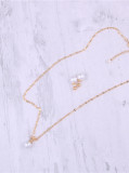Titanio con collares redondos simplistas chapados en oro