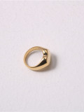 Titanio con anillos de banda de corazón liso simplista chapado en oro