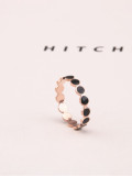 Anillo de moda con círculo de pegamento negro