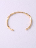 Titanio con brazaletes torcidos irregulares simplistas chapados en oro