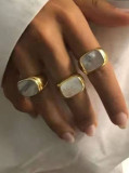 Titanio con anillos de banda geométricos simplistas chapados en oro