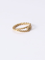 Titanio con anillos de banda geométricos huecos simplistas chapados en oro