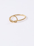 Titanio con anillos de banda geométricos torcidos simplistas chapados en oro