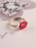 Anillo de titanio de moda con labios rojos