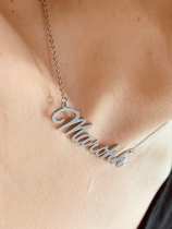 Collar minimalista con letras de acero inoxidable