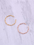 Titanio con anillos de tamaño libre de torsión simplistas chapados en oro