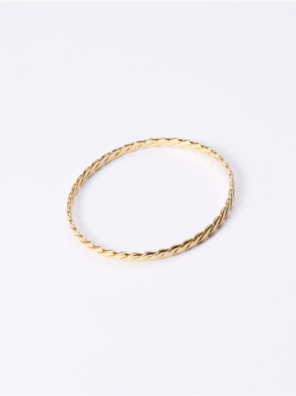 Titanio con brazaletes de ondas suaves simplistas chapados en oro