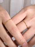 Anillo de banda minimalista geométrico de acero de titanio
