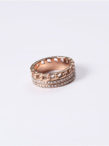 Titanio con anillos apilables redondos simplistas chapados en oro rosa