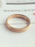 Anillo de moda mate de líneas sueltas