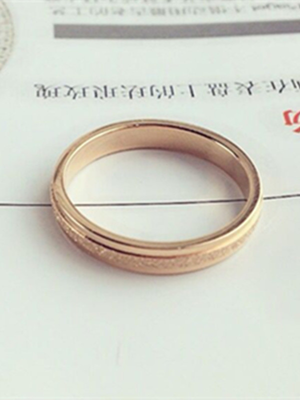 Anillo de moda mate de líneas sueltas