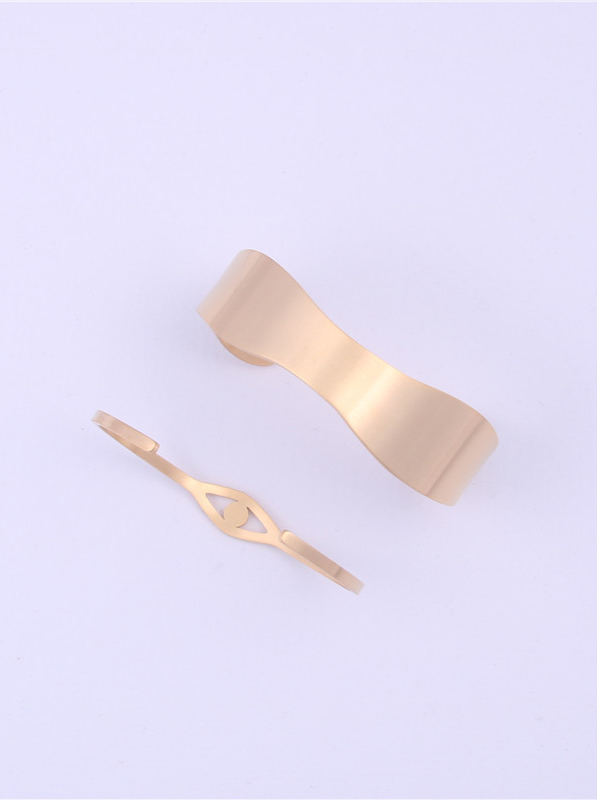 Titanio con brazaletes de tamaño libre irregulares simplistas chapados en oro