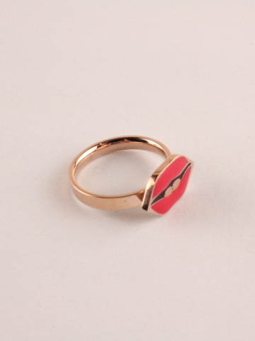 Anillo de titanio de moda con labios rojos