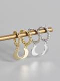Pendiente Huggie artesanal de luna con cuentas de plata de ley 925