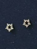 Pendiente de plata de ley 925 con circonita cúbica y estrella.