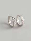 Pendiente Huggie minimalista geométrico blanco con diamantes de imitación de plata de ley 925