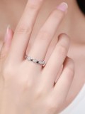 Anillo de plata de ley 925 con circonita cúbica y estrella de cinco puntas.