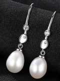 Pendiente de gancho minimalista de perla de agua dulce ovalada de plata esterlina 925