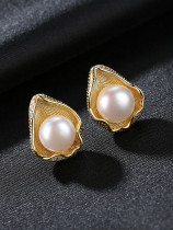 Pendiente de oro con perla de agua dulce con diseño de concha de plata pura