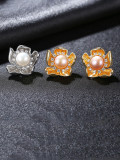 Pendientes de tuerca de plata de ley 925 con perlas artificiales y flores delicadas