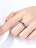 Anillo de plata de ley 925 redondo con forma vintage.