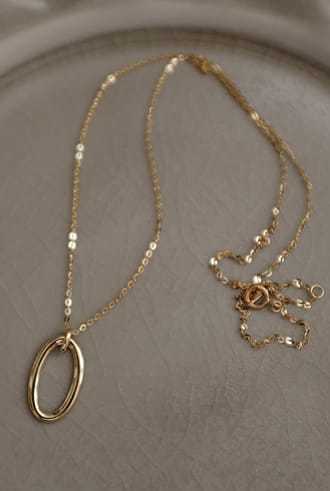 Collar minimalista ovalado de plata de ley 925