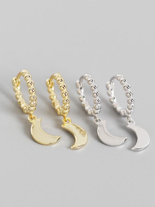 Pendiente Huggie artesanal de luna con cuentas de plata de ley 925