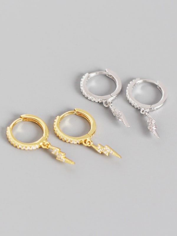 Pendiente Huggie de tendencia geométrica blanca con diamantes de imitación de plata de ley 925