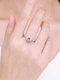 Anillo de plata de ley 925 con circonitas cúbicas redondas.