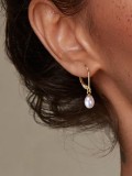 Pendiente Huggie minimalista geométrico de perlas de agua dulce de plata de ley 925