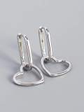 Pendiente Huggie minimalista de corazón de plata de ley 925