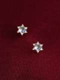 Pendiente de plata de ley 925 con circonita cúbica y estrella.