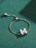 Anillo de plata de ley 925 con circonita cúbica rectangular.