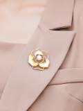 Broche de flor de concha de latón