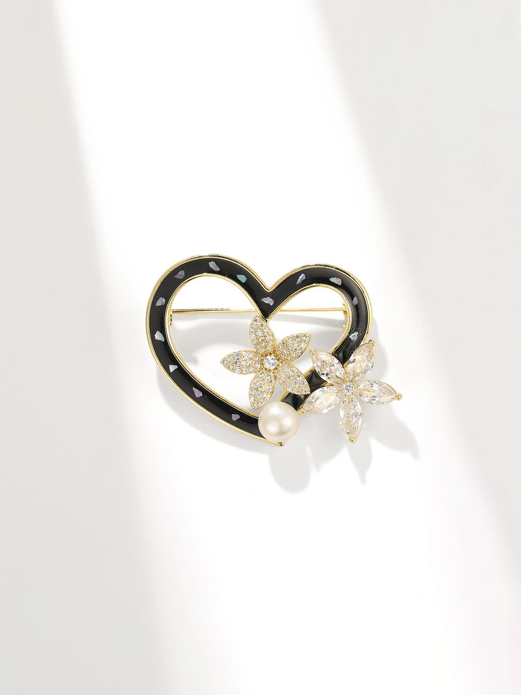 Broche delicado corazón de latón con circonitas cúbicas