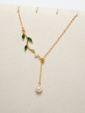 Collar de lazo minimalista con borla de perlas de agua dulce de oro laminado
