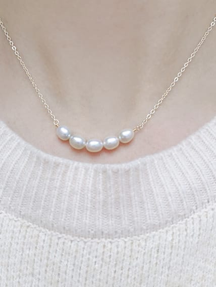 Collar minimalista ovalado de perlas de agua dulce de oro laminado