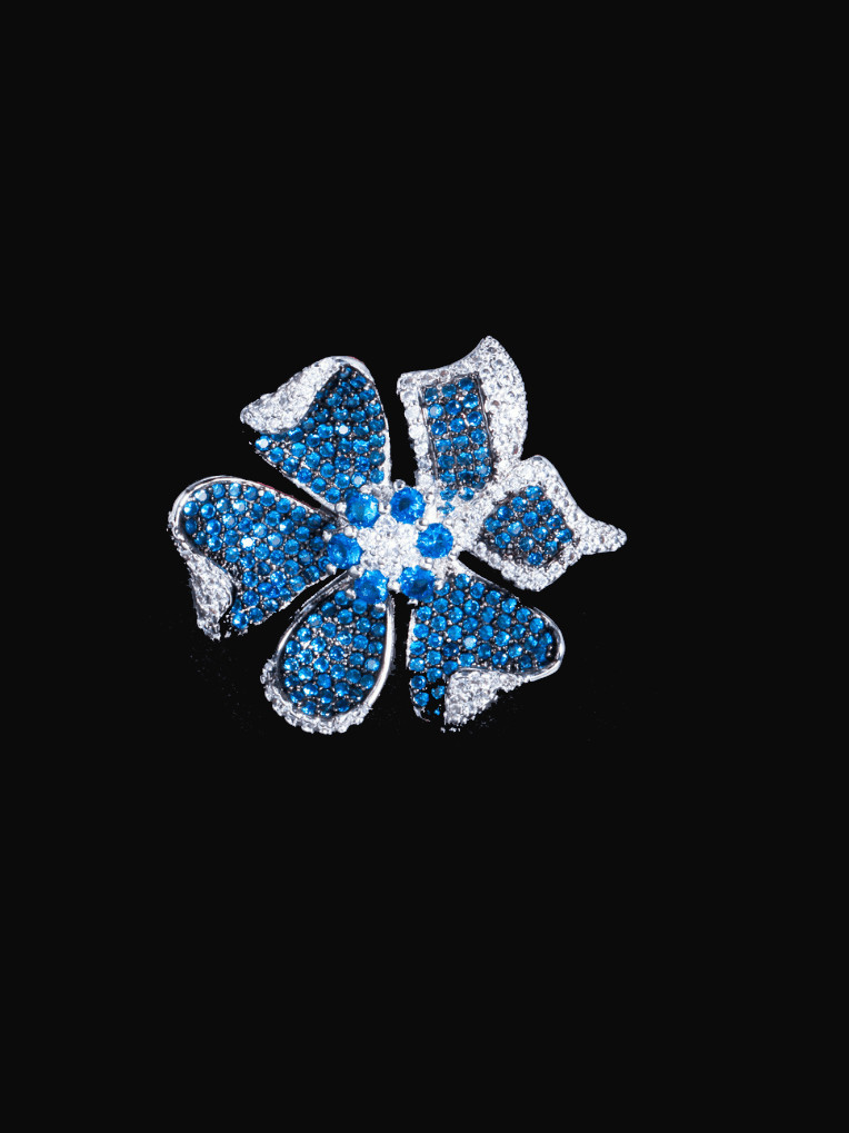 Anillo de lujo con flor de circonita cúbica de latón
