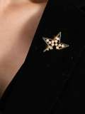 Broche de latón con perla de imitación y estrella de cinco puntas