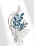 Broche delicado de flor azul perla de agua dulce de latón
