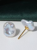 Aretes minimalistas irregulares de perla de agua dulce de oro laminado