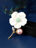 Broche de flor de concha de latón