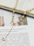 Collar de lazo minimalista con lazo y perlas de agua dulce de oro laminado