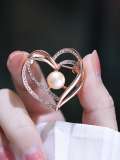 Broche minimalista de corazón hueco de perla de imitación de aleación