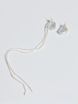 Arete colgante minimalista con borla asimétrica de perla de agua dulce de oro laminado